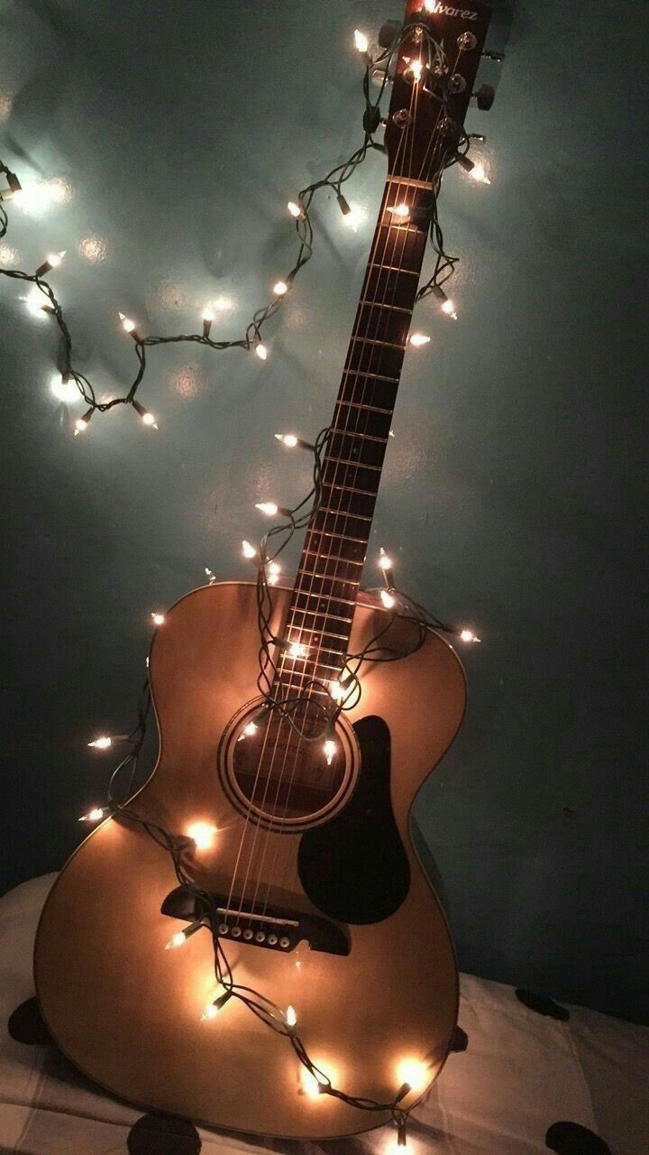 Гіта́ра (ісп. guitarra) — струнний музичний інструмент родини лютень.